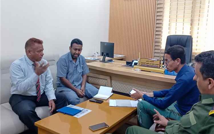 اجتماع مشترك بالمكلا لمناقشة تركيب كاميرات مراقبة بالمحلات التجارية لتعزيز الأمن
