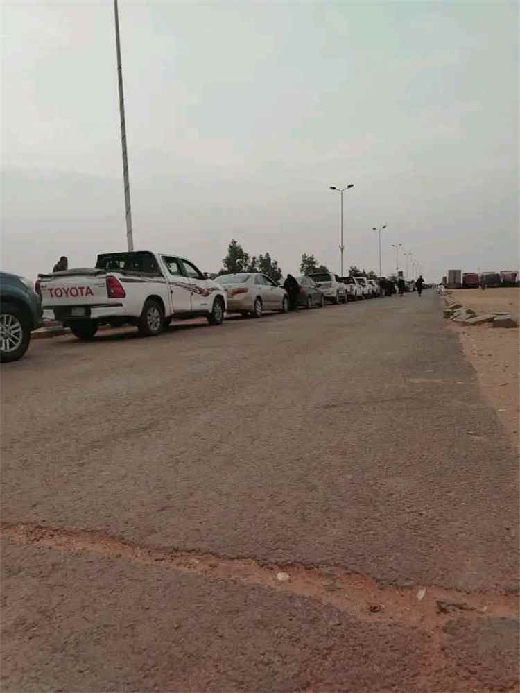 المشهد اليمني - ازدحام كثيف للمسافرين في منفذ الوديعة الحدودي اليوم الاثنين