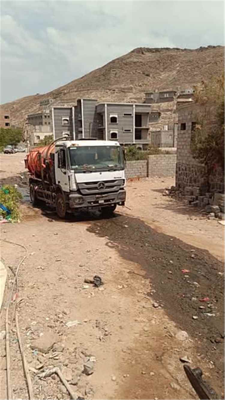 استمرار أعمال الصرف الصحي نهارا وليلا في أحياء مديرية التواهي للحد من طفح المياه وتحسين الخدمات