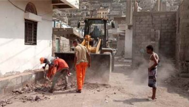 استمرار حملة النظافة في شوارع وأحياء مديرية التواهي لرفع مخلفات الأمطار والسيول