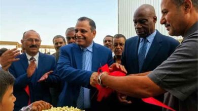 افتتاح مصنع لإنتاج الأعلاف الحيوانية وتفقد عدد من المنشآت الصناعية في لحج