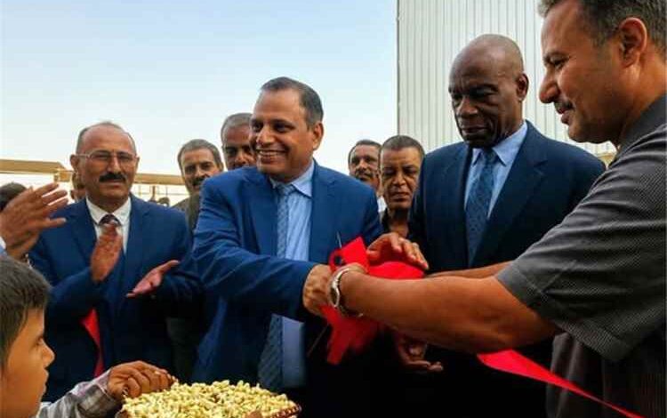 افتتاح مصنع لإنتاج الأعلاف الحيوانية وتفقد عدد من المنشآت الصناعية في لحج