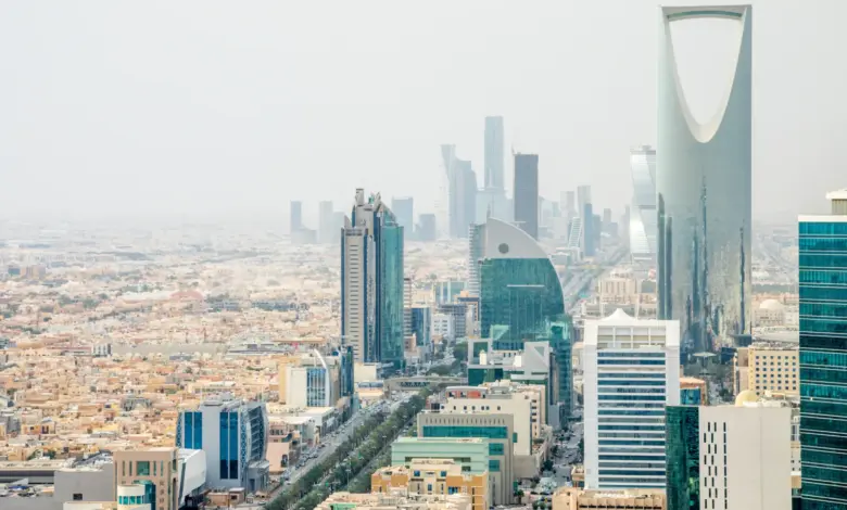 الأرصاد يحذّر من موجة حارة تبلغ 48 درجة في الرياض وأمطار غزيرة مصحوبة بسيول في جازان