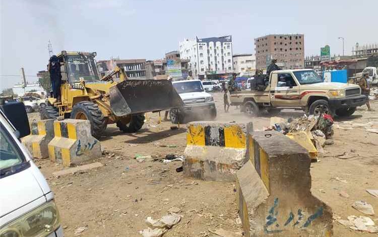 الأشغال العامة بمديرية تبن تواصل حملتها الميدانية لمنع إشغال الطرقات