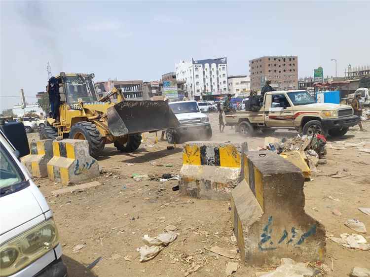 الأشغال العامة بمديرية تبن تواصل حملتها الميدانية لمنع إشغال الطرقات