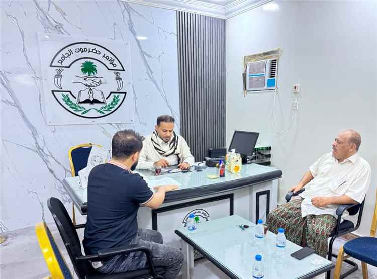 الأمين العام لمؤتمر حضرموت الجامع يناقش مع رئيس الدائرة السياسية سُبل تطوير الأداء السياسي وتعزيز حضور «الجامع»