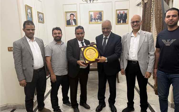الاتحاد العالمي للمهاجرين اليمنيين يكرّم مصطفى بكري تقديرًا لمواقفه الداعمة لقضايا اليمنيين في مصر