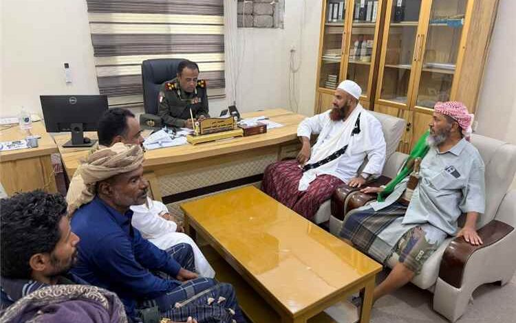البحث الجنائي بحضرموت يتسلّم من شخصيات اجتماعية مشتبه به  في واقعة قتل