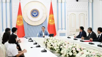 البرلمان القيرغيزي يمنح الندوة العالمية وسامه تقديرًا لجهودها الإنسانية والتنموية