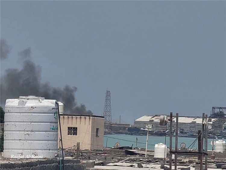 المشهد اليمني - التفاصيل الكاملة لقصف مليشيا الحوثي ميناء المخا غربي تعز بالصواريخ والطائرات المسيرة