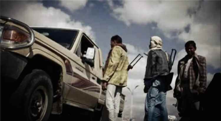 الحـ.ـوثيون يخشون الانهيار الداخلي.. نقاط تفتيش خلفية لوقف فرار عناصرهم