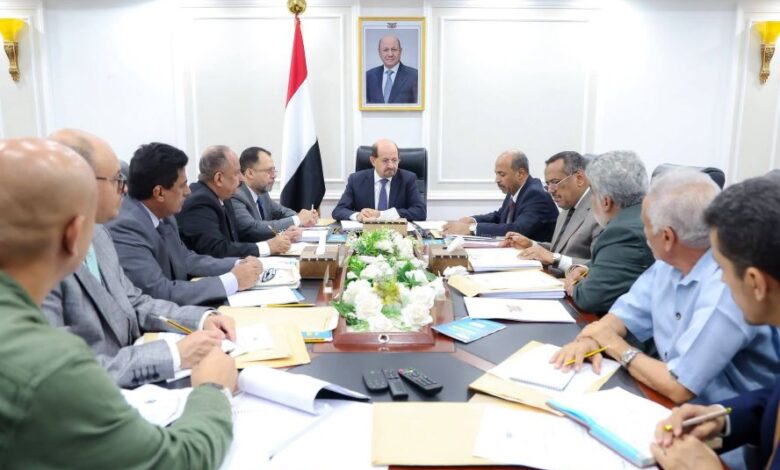  الحكومة اليمنية تدفع بإصلاحات شاملة لقطاع الكهرباء وتوسيع الطاقة الشمسية وتشدد على إصلاح جذري لقطاع الكهرباء في اليمن