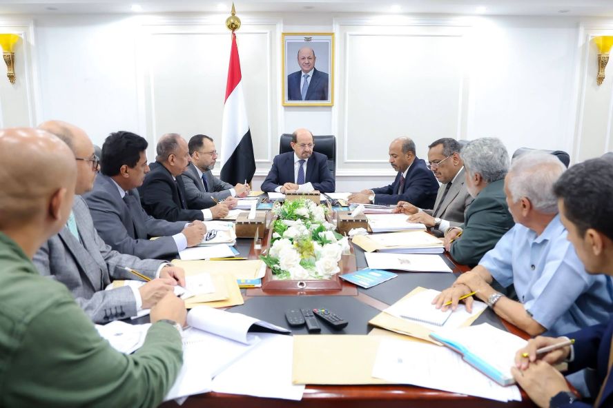  الحكومة اليمنية تدفع بإصلاحات شاملة لقطاع الكهرباء وتوسيع الطاقة الشمسية وتشدد على إصلاح جذري لقطاع الكهرباء في اليمن