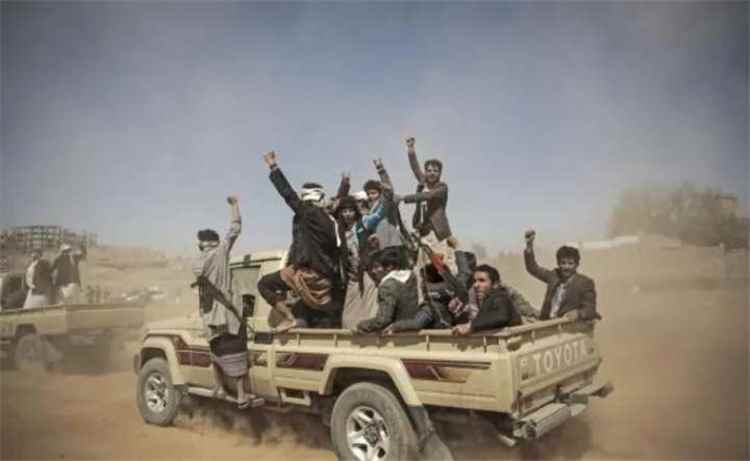 الحوثيون يضغطون على مشايخ ووجهاء صنعاء وعمران لرفد الجبهات بمقاتلين