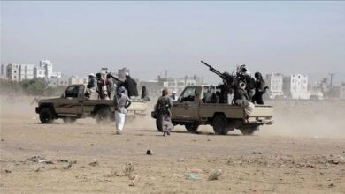 الحوثيون يهجّرون 104 أسر من شمال حيس.. عائلات تهرب إلى الجبال تحت القصف