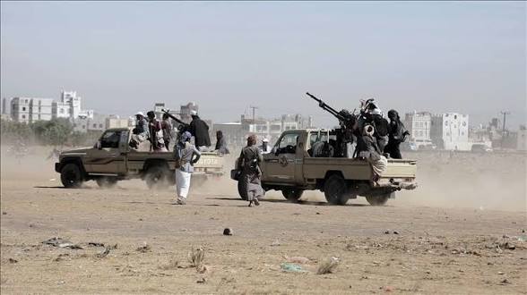 الحوثيون يهجّرون 104 أسر من شمال حيس.. عائلات تهرب إلى الجبال تحت القصف