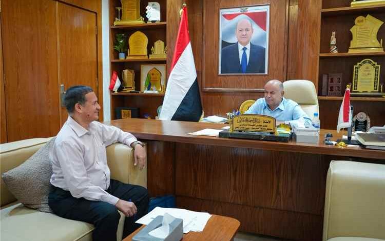 الخنبشي يشدد على تغليب المصلحة العامة وتعزيز التنسيق بين المكونات الحضرمية