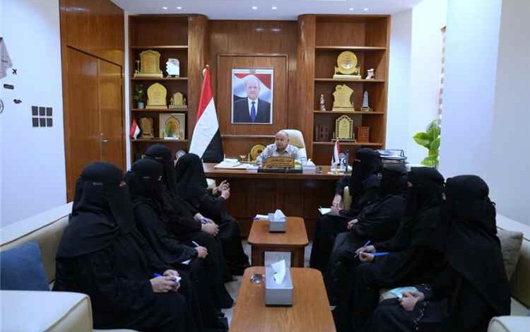 الخنبشي يطلع على التحضيرات للمؤتمر الأول للرائدات وجهود حماية البيئة بساحل حضرموت