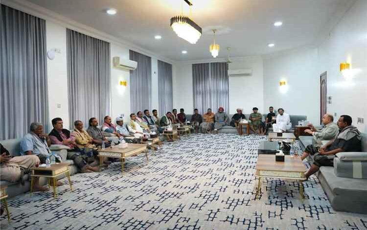 الخنبشي يلتقي مقادمة قبائل الحموم ويشيد بأدوارهم الوطنية ويؤكد أهمية توحيد الصف الحضرمي