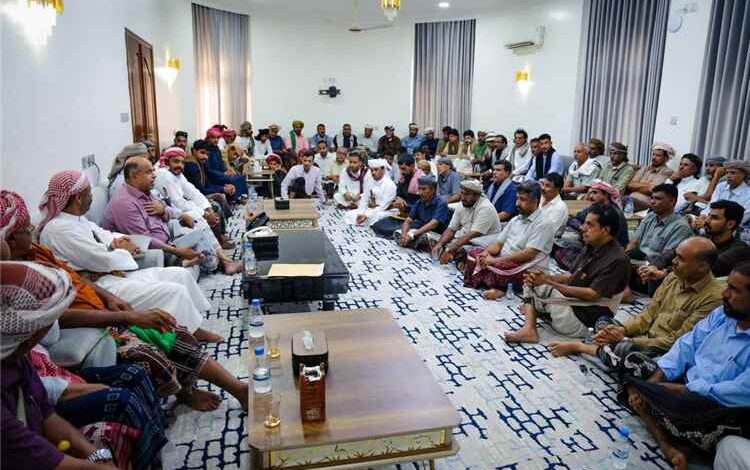 الخنبشي يلتقي وفداً من رئاسة حلف قبائل حضرموت ويؤكد أهمية توحيد الصف والرؤى لخدمة أبناء المحافظة