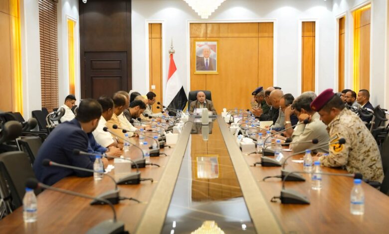 الخنبشي يوجه بتشديد الرقابة على منافذ حضرموت ومكافحة التهريب