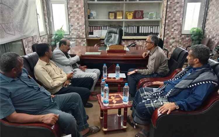 الدغاري يتفقد مستوى الأداء والانضباط الوظيفي في السلطة المحلية بعتق