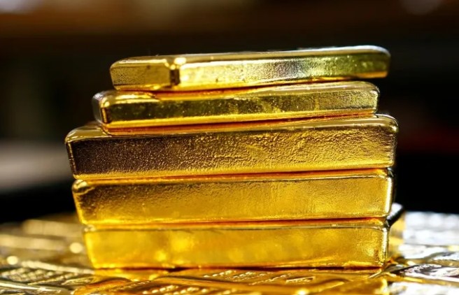 الذهب يتخلى عن أعلى مستوى في شهرين