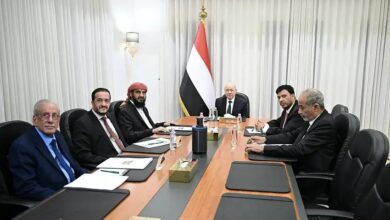الرئاسي اليمني يُصعّد من رسائله السياسية إلى المجتمع الدولي ويطالب بمواقف أكثر حزمًا لردع تهديدات الحوثيين بالبحر الأحمر