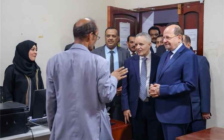 المشهد اليمني - الزنداني يفاجئ وزارة الشؤون الاجتماعية بعدن.. وهذا ما طالب به الوزير