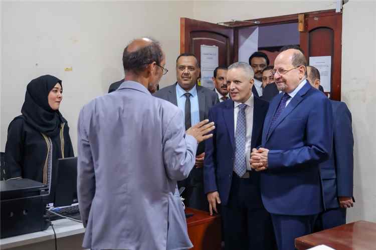 المشهد اليمني - الزنداني يفاجئ وزارة الشؤون الاجتماعية بعدن.. وهذا ما طالب به الوزير