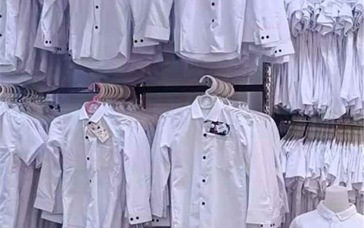 المشهد اليمني - الزي المدرسي بـ"سعر خيالي".. إقبال جنوني على محلات التخفيضات بعدن