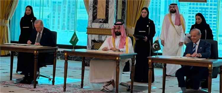 السعودية وتركيا وباكستان توقع اتفاقية مكة للدفاع المشترك.. والهجوم على أي دولة يُعد اعتداءً على الجميع