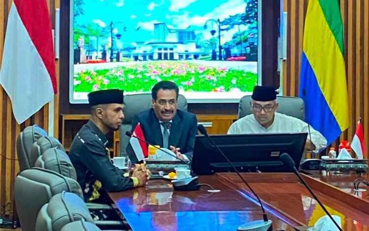 السفير بلفقيه يبحث مع عمدة باندونغ الاندونيسية تعزيز التعاون المشترك