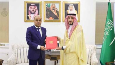 السفير بن بريك يسلّم نسخة من أوراق اعتماده لوزارة الخارجية السعودية