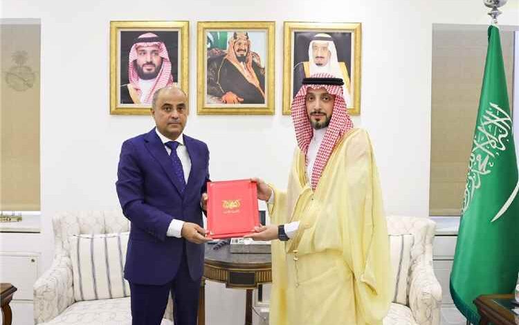 السفير بن بريك يسلّم نسخة من أوراق اعتماده لوزارة الخارجية السعودية