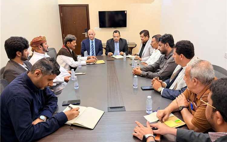السقطري والشرجبي يناقشان احتياجات مديرية شحن بالمهرة في قطاعي الزراعة والمياه وتطوير المنفذ البري