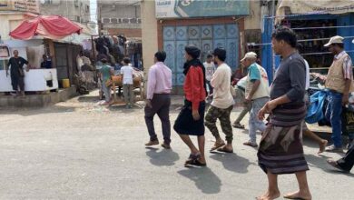 السلطة المحلية بخورمكسر تنفذ حملة لإزالة العوائق من شارع الثقافة