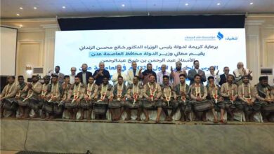 السلطة المحلية بعدن تنظم حفلا بالعرس الجماعي وتزويج "٤٠" عريسا وعروسة من مديرية التواهي