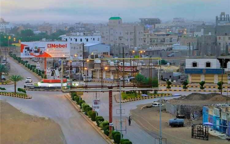 السلطة المحلية بمأرب تسلم فرع مؤسسة المياه شاحنة رافعة لتعزيز خدماتها المقدمة للمواطنين
