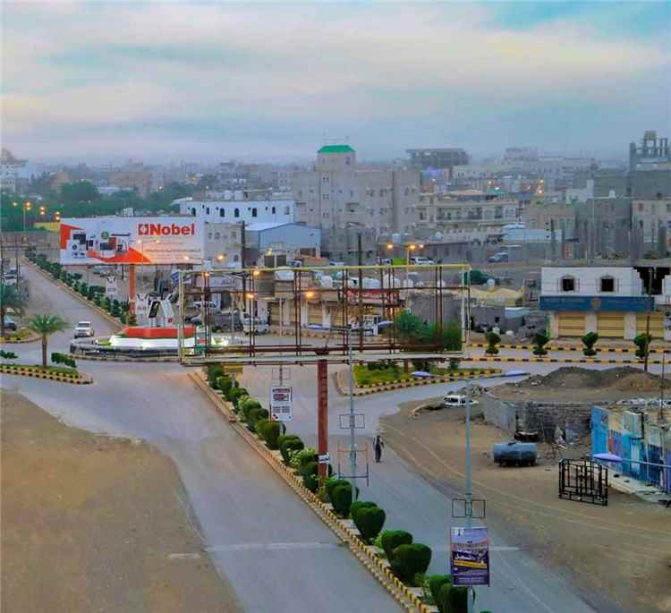 السلطة المحلية بمأرب تسلم فرع مؤسسة المياه شاحنة رافعة لتعزيز خدماتها المقدمة للمواطنين