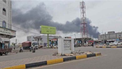 السلطة المحلية في ذو باب تطالب بحماية الملاحة عقب استهداف الحوثيين للسفن وميناء المخا