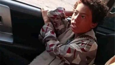 السلطة المحلية وأمن ردفان يتابعان قضية طفل تائه في مدينة الحبيلين