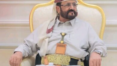 العرادة يبحث مع مسؤول أممي الهجمات الحوثية على مخيمات النازحين والمدنيين بمأرب