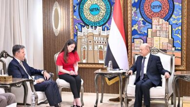 العليمي مخاطباً الإدارة الأمريكية: لا أمن مستدام بالمنطقة مع استمرار امتلاك الجماعات المسلحة لقرار الحرب والصواريخ