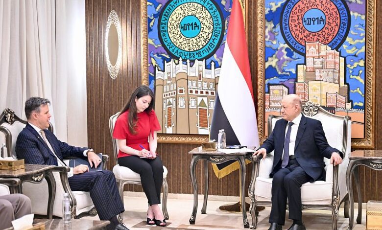 العليمي مخاطباً الإدارة الأمريكية: لا أمن مستدام بالمنطقة مع استمرار امتلاك الجماعات المسلحة لقرار الحرب والصواريخ