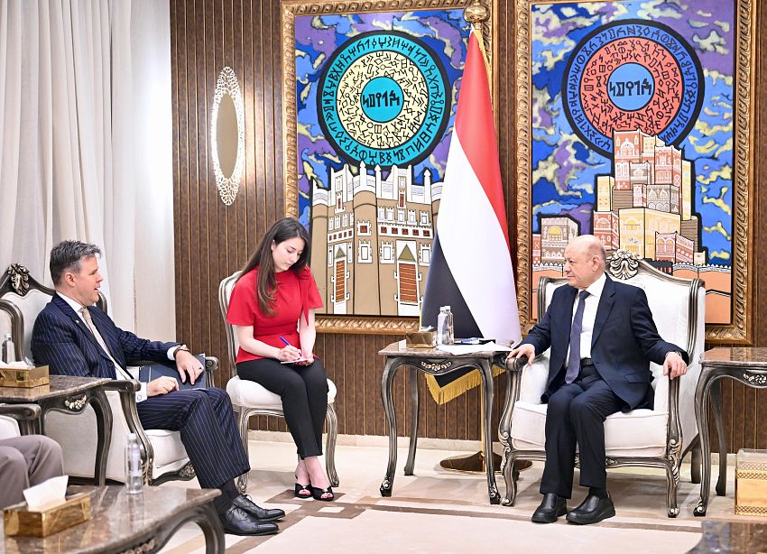 العليمي مخاطباً الإدارة الأمريكية: لا أمن مستدام بالمنطقة مع استمرار امتلاك الجماعات المسلحة لقرار الحرب والصواريخ
