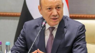 العليمي يطلق رسائل حاسمة: لا سلام في اليمن ولا أمن للملاحة قبل إنهاء المشروع الحوثي