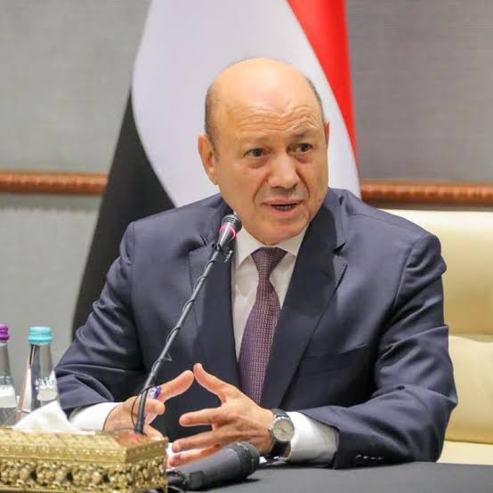 العليمي يطلق رسائل حاسمة: لا سلام في اليمن ولا أمن للملاحة قبل إنهاء المشروع الحوثي