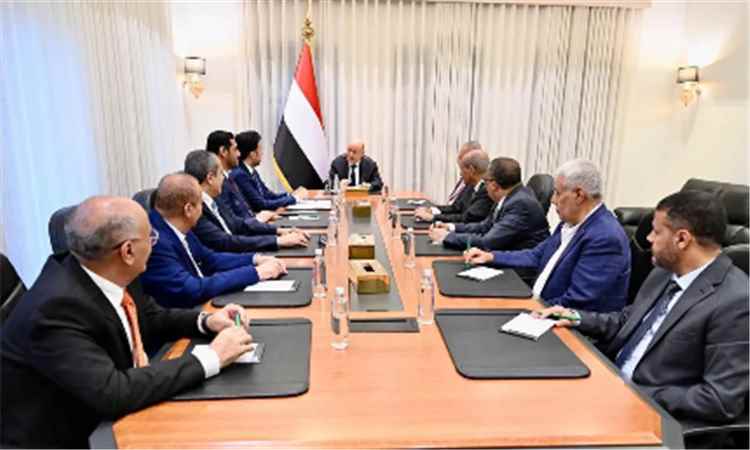 المشهد اليمني - العليمي يكشف أهمية التحالف البحري الجديد.. ويوجه رسالة مباشرة للحوثيين