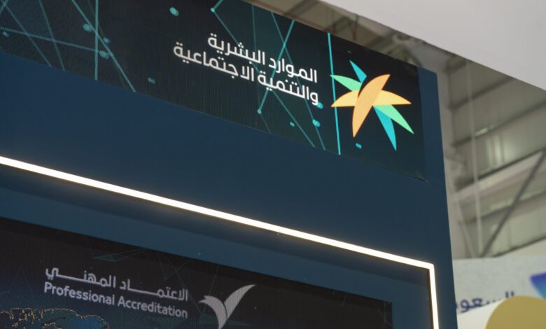 العمل وقت الظهيرة تحت الشمس.. «الموارد البشرية» توضح الموقف